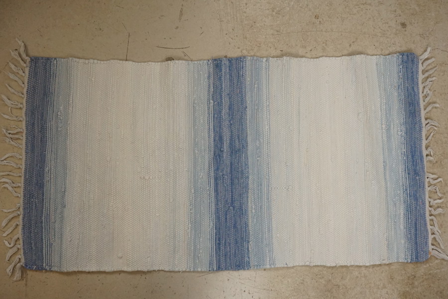 Matta blå/vit 125x65cm. B245/