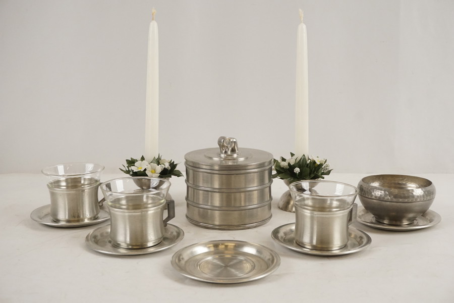 Svensk tenn, ljusstake, koppar, skål med lock mm. A123