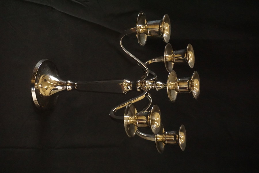 Femarmad kandelaber, silverfärgad metall. C13