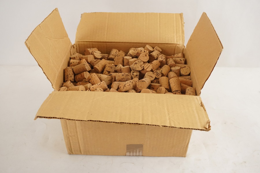  Låda med korkar. A136