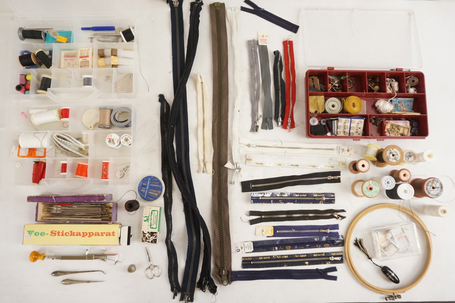 Symaterial, dragkedjor mm. A144