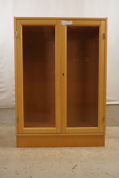 Vitrinskåp med belysning. B65 