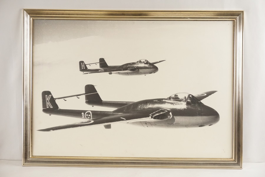 Tryck, flygplan J 28, 107x77cm. B82