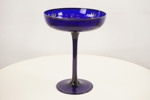 Dekorerat skål på fot i blått glas. G63