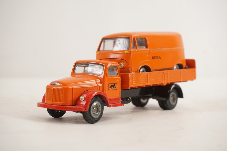 Tekno Vintage Modell Volvo lastbil & skåpbil lastad på flaket. A164 