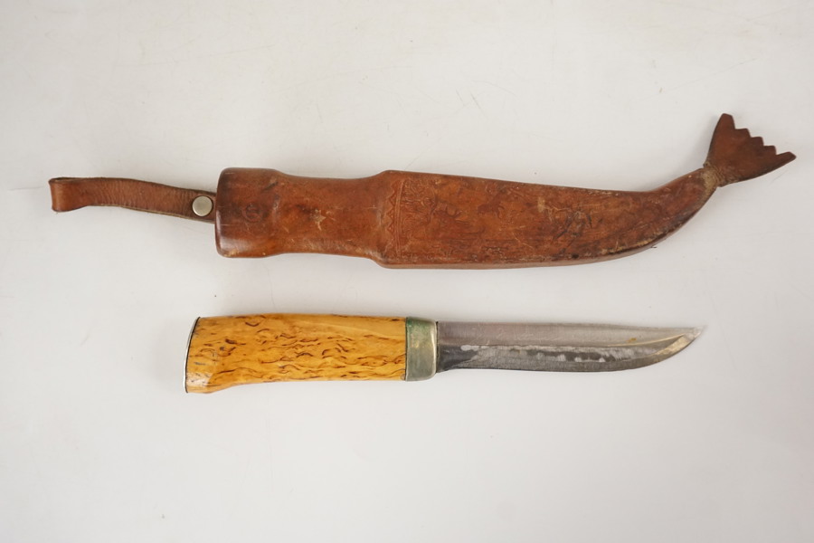 Jaktkniv med handtag i masurbjörk. C28