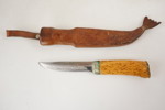 Jaktkniv med handtag i masurbjörk. C28