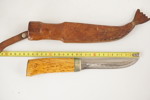 Jaktkniv med handtag i masurbjörk. C28