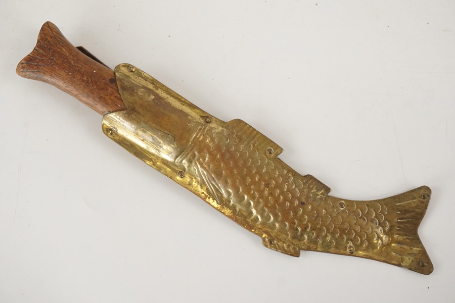 Kniv med fiskslida i mässing. C48