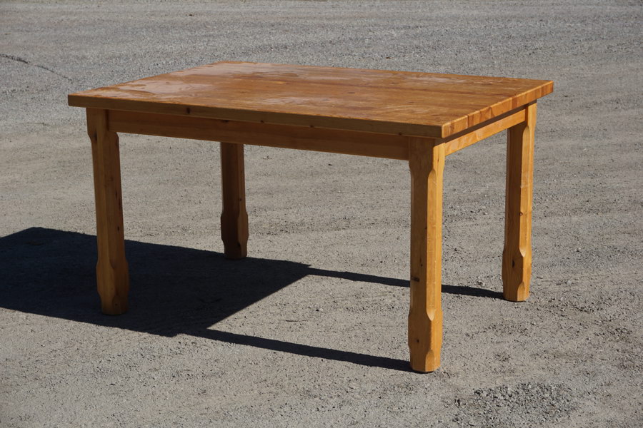 Köksbord i furu. B169