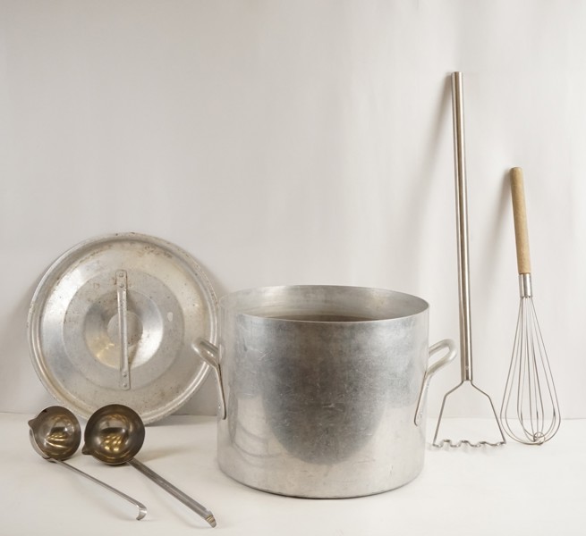 Stor kastrull 40L och andra militära köksredskap. B178