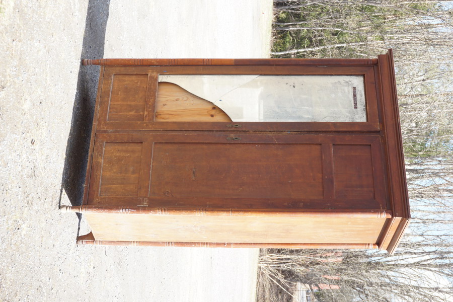 Antik garderob. B100