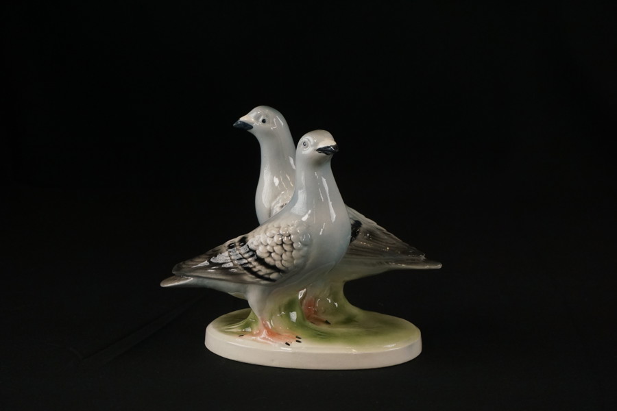 Porslinsduvor, figur i porslin. G19