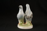 Porslinsduvor, figur i porslin. G19