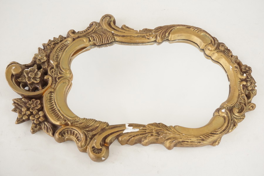 Väggspegel i Barock stil. M30