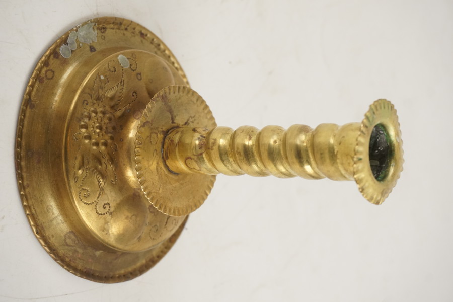 Ljusstake i mässing, spiral form. A171