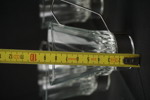 Vinglas, kaffekoppar i glas, ljusstake. G12/