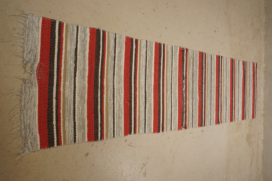 Plastmatta 240x60cm, Vit, röd mm. B289/
