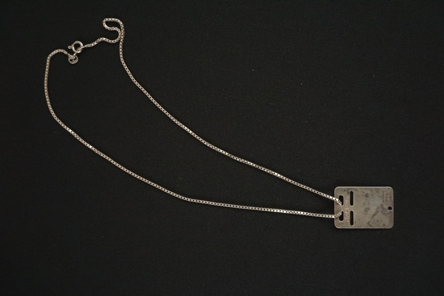 Silverhalsband med militär medalj/bricka med emblem. A225