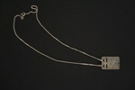 Silverhalsband med militär medalj/bricka med emblem. A225