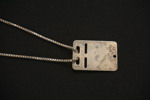 Silverhalsband med militär medalj/bricka med emblem. A225
