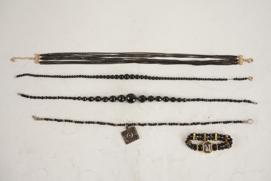 Halsband & armband med svarta pärlor. A234