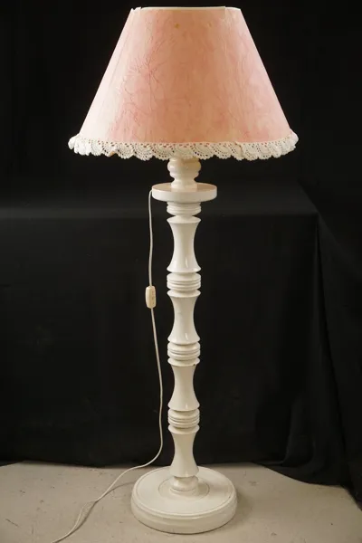 Golvlampa vit. B521/