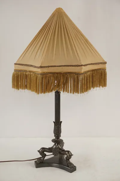 Bordslampa med lejontassar, brons. M2