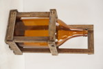 SÅAB, bryggeriflaska & träställning. B33