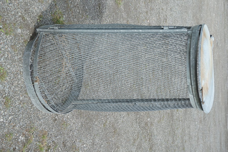 Skräpkorg i metall. B24