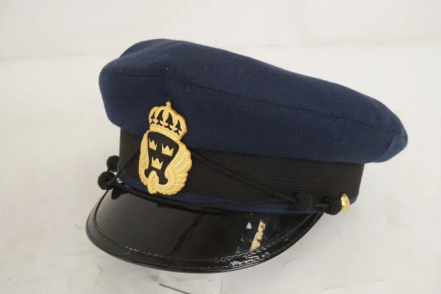 Svensk Uniformsmössa bevingade hjulet. A58