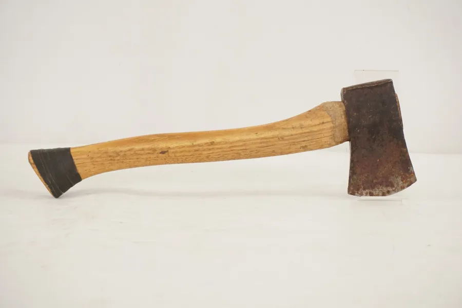 Järnia Yxa. B137
