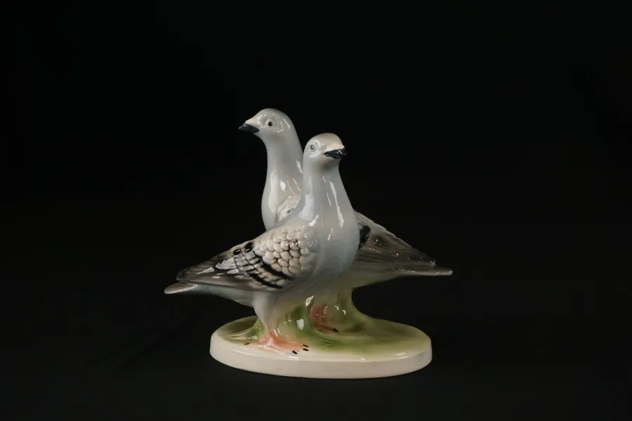 Porslinsduvor, figur i porslin. G19/