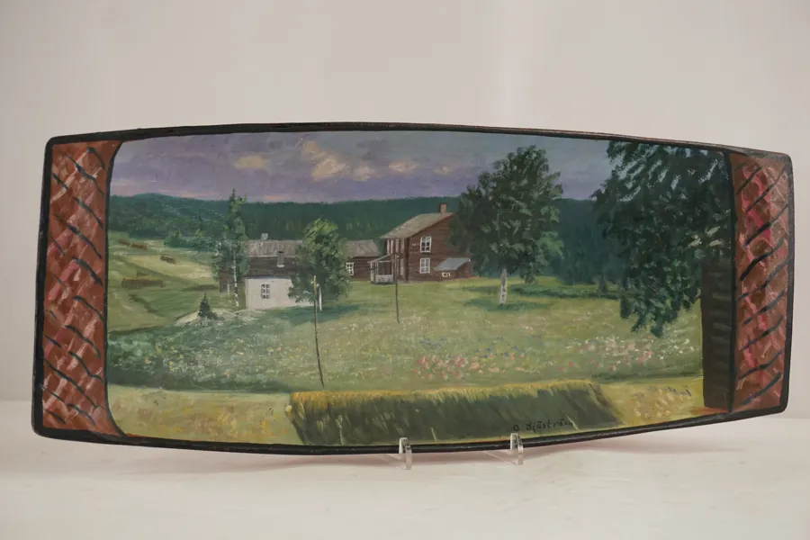 Hus vid grönskande landskap målat tråg 60x25. M15