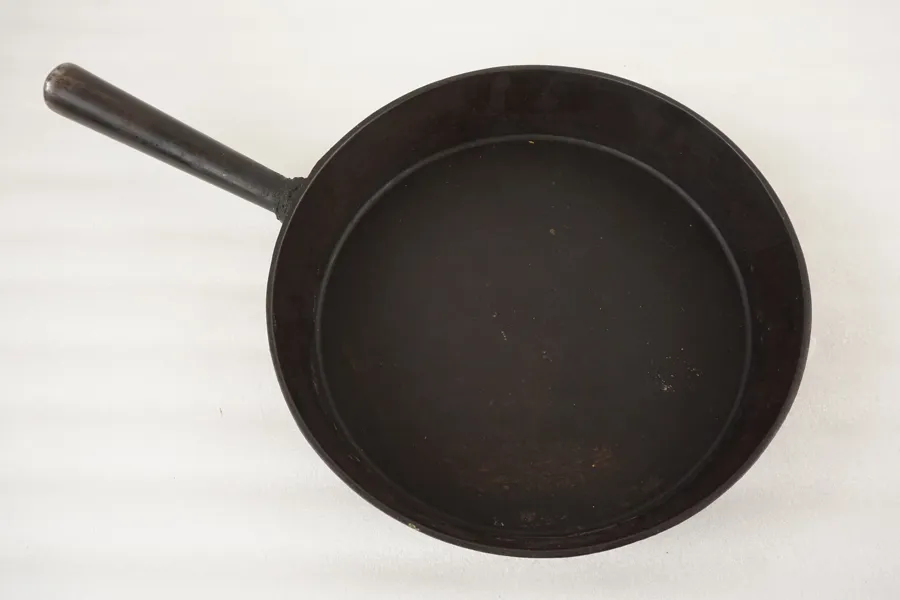 Näfveqvarns gjutjärnspanna. C10