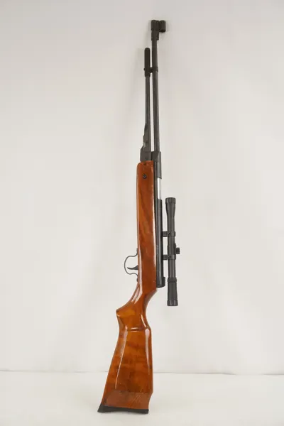 Luftgevär med kikarsikte. M31
