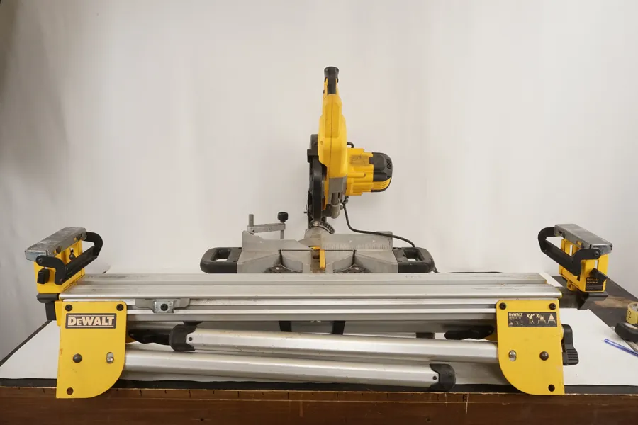 Dewalt gerningssåg och arbetsbänk. B104