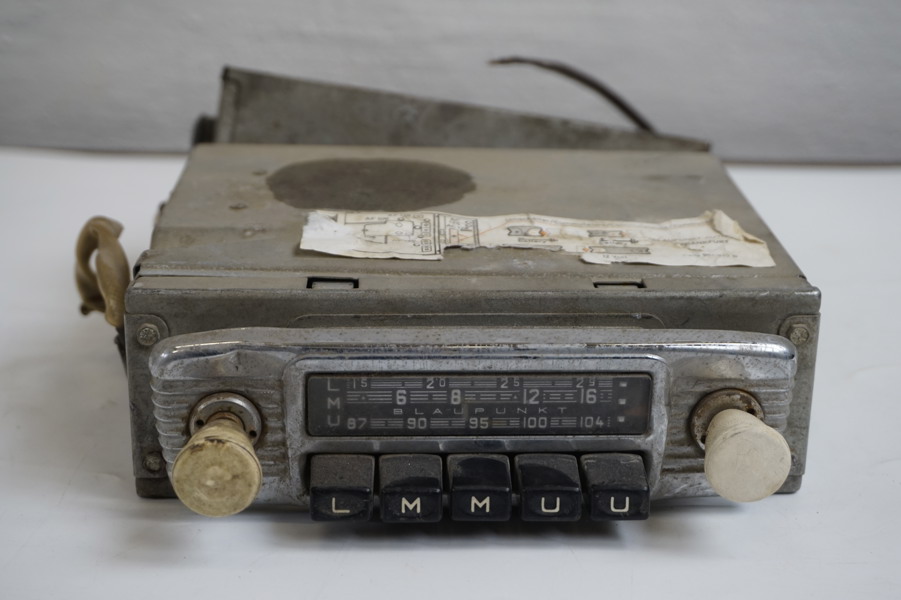 äldre Blaupunkt bilradio. D163