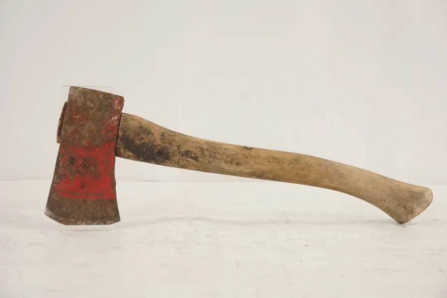 Yxa röd. D76