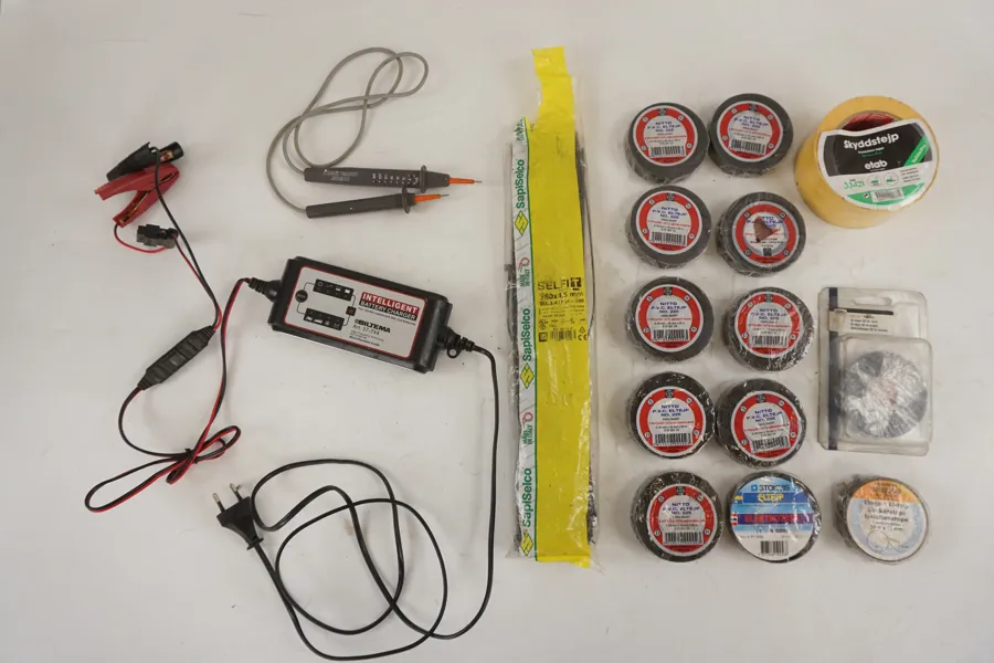 Biltema Batteriladdare & Eltejp mm. D185