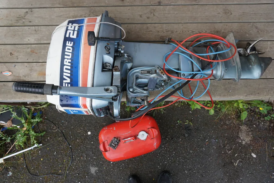 Evinrude 25hk båtmotor med dunk. B204