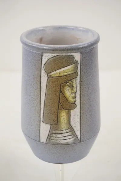 Törngren Falköping Ljusblå vas egyptisktmotiv. G84