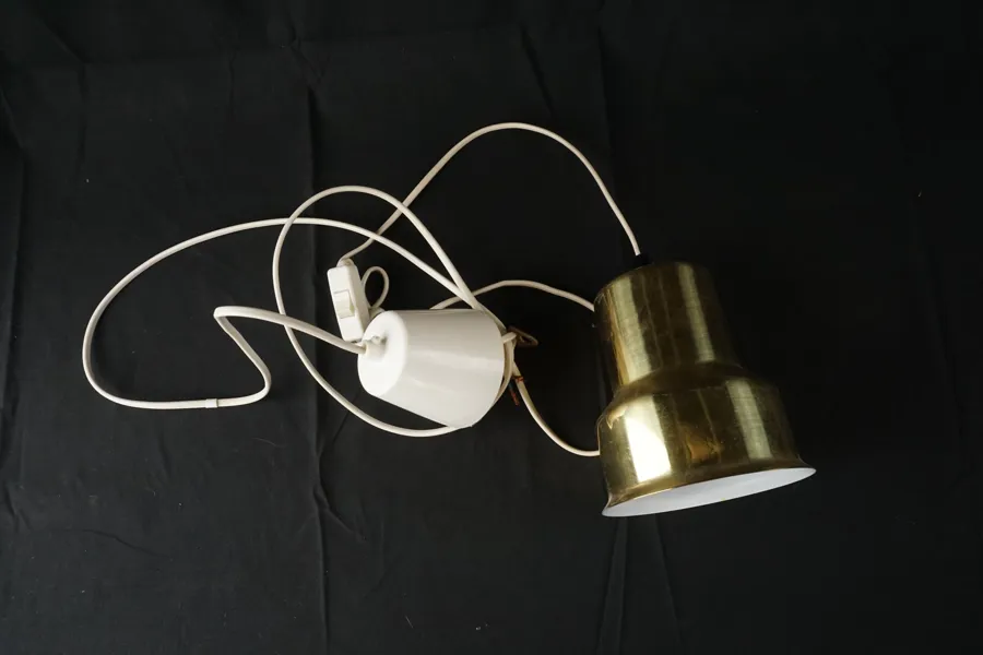 Fönsterlampa guldfärgad. C85/
