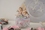 Figurer, tallrik i porslin mm. A97/