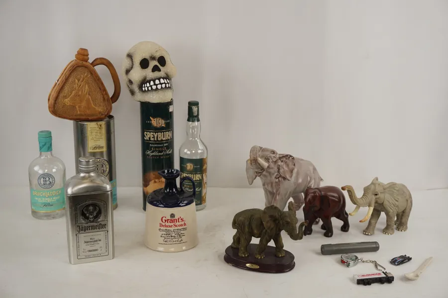 Trä spritflaska & Elefantfigurer mm. BC168/