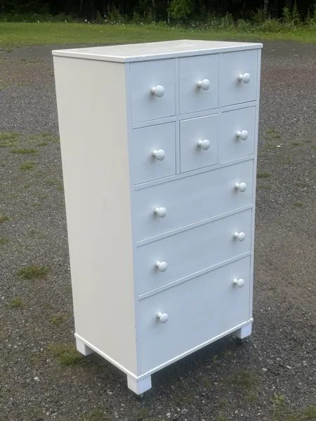 Byrå med 9lådor på hjul B235