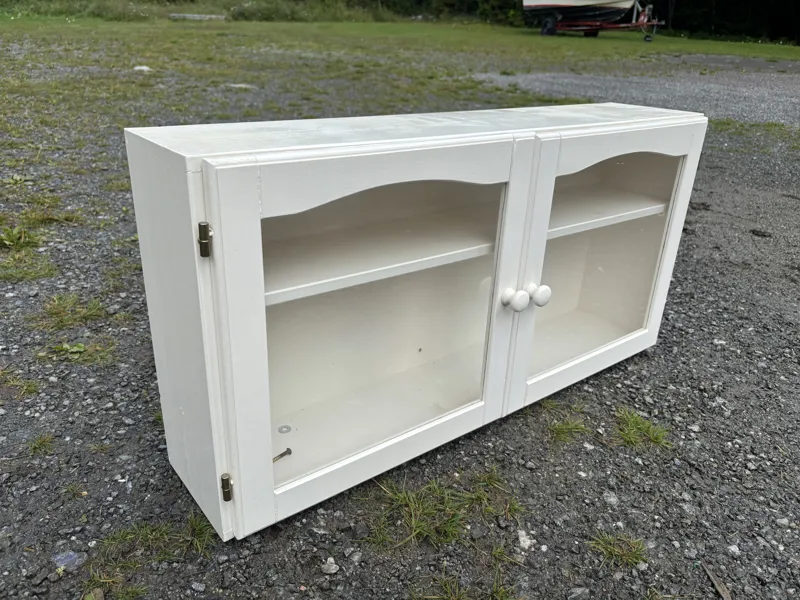 Väggvitrin i vitt B245