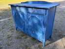 Blåmålat skåp B256