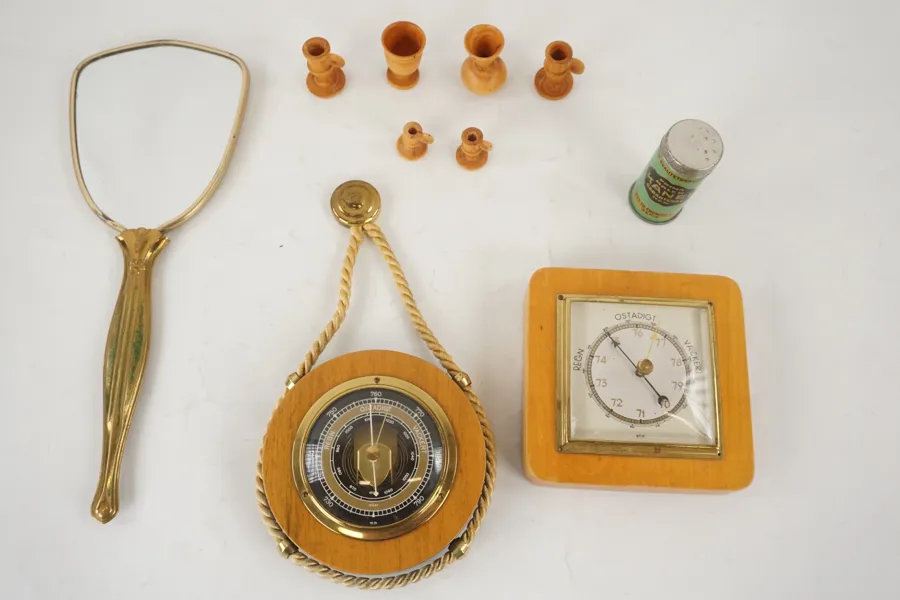 Barometer och handspegel mm. A34