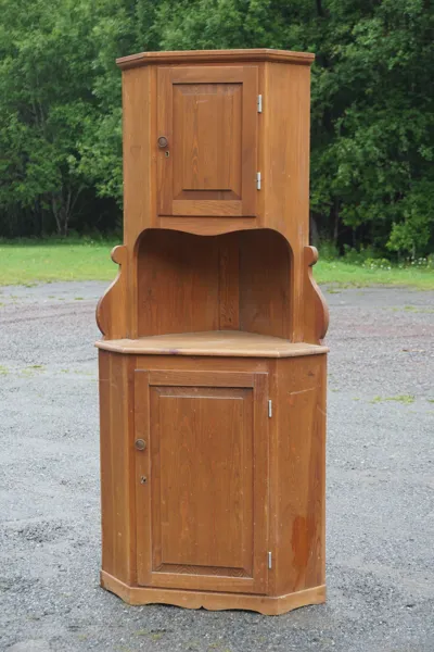 Hörnskåp. B23